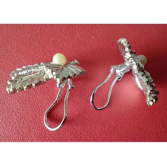 Vintage Clip On Earrings Silvertone Leaves Faux Pearl Mid Century - Picture 5 of 9